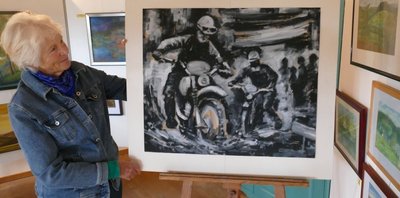 Mit diesem Geländefahrt-Bild, das Walter Arnold 1971 malte, spannt Brigitte Wetzel in der Ausstellung den Bogen vom Gründer des Malzirkels hin zum aktuellen Jubiläum "100 Jahre Motorradbau in Zschopau". 