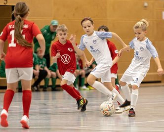 Beim "Sports-Dynamic-Cup" in Frankenberg stellte der SV Barkas zwei Mannschaften. "Team weiß", hier mit Nino Muschter am Ball, gewann am Ende vor "Team Blau". 
