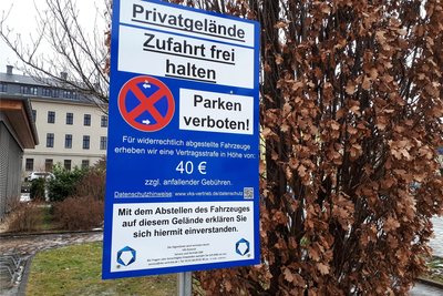 Mit diesem Schild weist die Kirchgemeinde darauf hin, dass Parken an der Burgstraße nicht mehr für alle möglich ist.