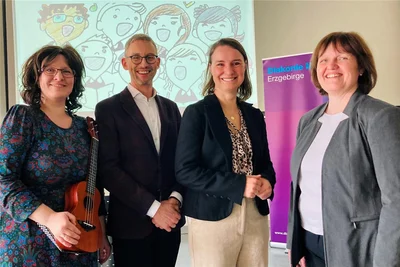 Werben fürs Singen: Norina Narewski-Fuchs, Professor Michael Fuchs und Susanne Krassa aus Leipzig sowie Claudia Müller, die Kita-Sachgebietsleiterin der Diakonie Erzgebirge  (v. l.).