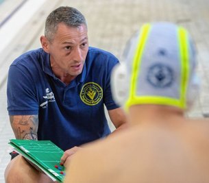 Trainer Rico Horlbeck hat einen Plan. Und den vermittelt er seinem Team, das aus vielen erfahrenen, aber auch jungen Spielern besteht. Viermal pro Woche wird für den Klassenerhalt trainiert.