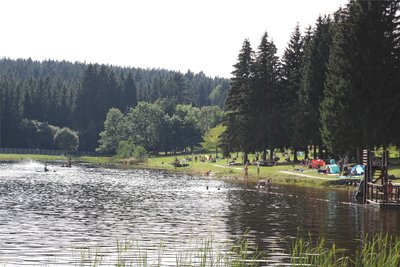 Blick auf das Naturbad „Am Schwefelbach“ in Johanngeorgenstadt.