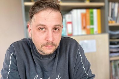 Tobias Horn ist Hortleiter im „Kinderparadies" Bernsbach, wo viel Wert auf Gesang gelegt wird. Er selbst spielt unter anderem Gitarre.