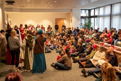 Fast 100 kleine und große Besucher waren zur Märchenlesung an Heiligabend ins Burgstädter Rathaus gekommen.