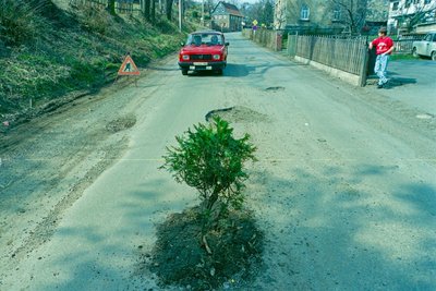 In Wüstenbrand hat im März 1992 jemand einen kleinen Baum in ein Schlagloch gepflanzt, um auf die Zustände der Straße hinzuweisen.