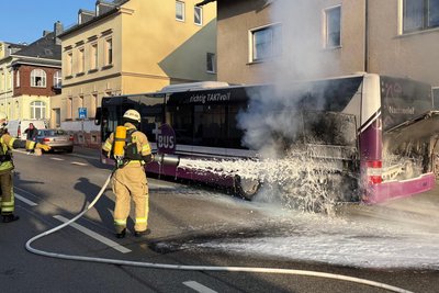 Die Feuerwehr löschte den Bus mit einem speziellen Schaum.