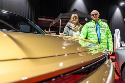 Melanie und Gerd Förster am Actyon von KG Mobility: Für beide kommt aktuell eher ein Verbrenner infrage als ein E-Auto.
