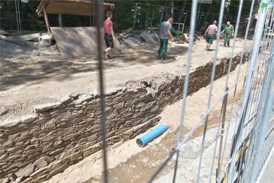 In der Baustelle Wallstraße in Freiberg sind Reste der Freiberger Stadtmauer freigelegt worden.