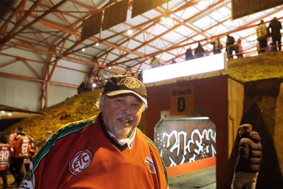 Ein eingefleischter Eishockey-Fan: Hans-Joachim Saager geht seit mehr als 60 Jahren ins Kunsteisstadion - am Mittwochabend erstmals wieder durch den Zugang Ost.