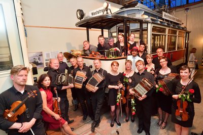 Die Besetzung des 2011 gegründeten „Gran Orquesta de Tango Carambolage“ ist europaweit einzigartig und wird von Bandoneonspieler Jürgen Karthe (3. v. l.) geleitet.