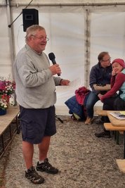 So wird Andreas Roscher vielen in Erinnerung bleiben: Lustige Anekdoten, Lebensweisheiten und Witze vor der Siegerehrung des Fichtelberglaufs, mit denen er die Menschen im Festzelt unterhielt. Sein Markenzeichen „bei Temperaturen über sechs Grad Celsius“: kurze Hosen.