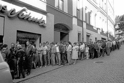 Sommer 1989 in Hohenstein-Ernstthal: Jeden Freitag bildete sich eine Riesenschlange vor dem Musikhaus Schulz.