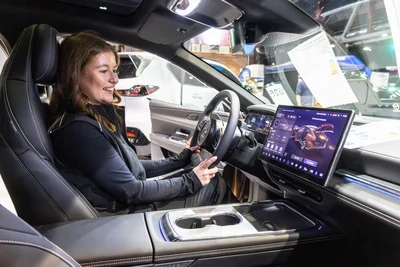 Melanie Rothenberger im Mazda 6e: Mit dem elektrischen Flaggschiff der Marke wirbt die Boettcher-Gruppe auf der Automesse in Chemnitz.