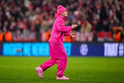 Lennart Karl läuft in pinker Freizeit-Kleidung über den Rasen in München. (Archivbild)
