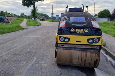 Das Baugerät ist schon seit einigen Wochen im Einsatz: Vorab des Baubeginns von Abschnitt 7 wurde eingangs der Rodewischer Randsiedlung die Straße abgefräst und neu geteert.