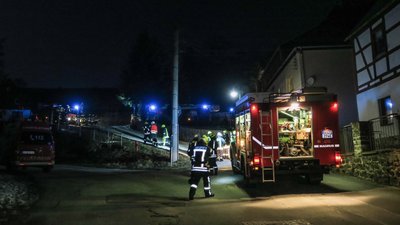 Die Feuerwehr rückte in der Nacht zum Freitag zu einem Wohnungsbrand in Schwarzenberg an.