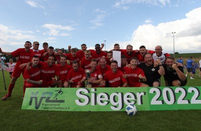 Der FSV Limbach-Oberfrohna hat nach dem Sieg im Stadtderby den Fußball-Kreispokal 2021/22 gewonnen. 