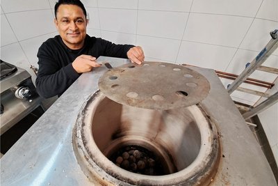 Um indische Gerichte nach originaler Art zubereiten zu können, hat sich Kanwaljit Singh einen Tandoor-Ofen zugelegt. 