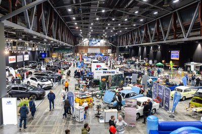 Volle Hallen in Chemnitz: Besucher informieren sich bei „Chemnitz macht AUTOmobil“ über neue Modelle, Technik und Trends.