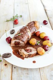 Schweinefilet mit Kirschen und Schokoladensauce ist eine Kreation von Fernsehköchin Aurélie Bastian. 