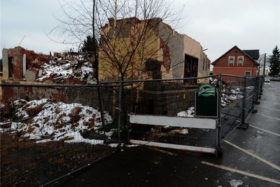 Die Reste des Gasthofes "Zur Tanne" verschandeln den Ortseingang von Grünbach aus Richtung Falkenstein. 