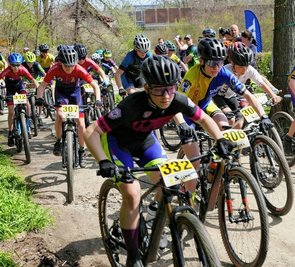 Kurz nach dem Start im Stadion lagen die 31 Fahrerinnen und Fahrer in derAltersklasse U 15 noch dicht beieinander. 