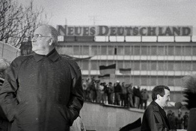 Helmut Kohl am 1. März 1990 in damals noch Karl-Marx-Stadt: Der Kanzler scheint schon von den „blühenden Landschaften“ im Osten zu träumen die er am 7. März in Erfurt versprechen wird.