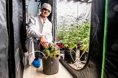 Christian Ehnert beim Bewässern von Pflanzen in der Plantage in Reitzenhain.