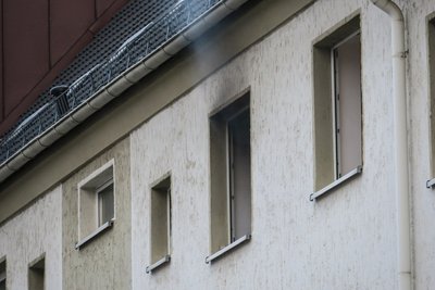 Ein Passant bemerkte, Rauch aus dem Fenster der 2. Etage aufziehen.