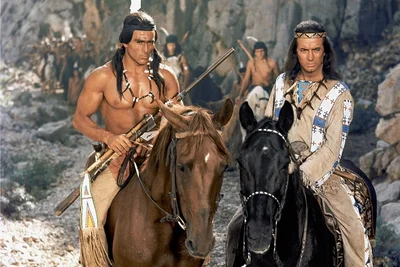 Treffen der Häuptlinge: Ost-Star Gojko Mitiæ und West-Winnetou Pierre Brice 1964 in der Karl-May-Verfilmung "Unter Geiern". 