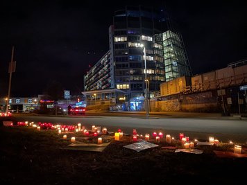 Vor dem Klinikum wurden Dutzende Kerzen abgelegt - als Zeichen gegen die Impfpflicht.
