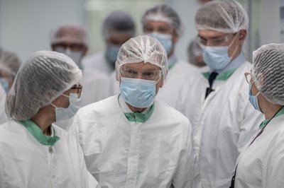 Außenminister Johann Wadephul besucht das Werk des deutschen Pharmaherstellers Merck Naucalpan in Mexiko und lässt sich, bekleidet mit Schutzausrüstung die Produktion erklären.