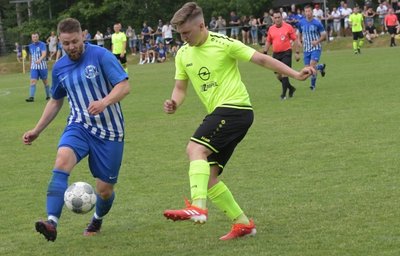 Kevin Otto (l.) und seine Sosaer lieferten sich mit dem ESV Zschorlau um Alexander Pilz ein packendes Pokalfinale vor gut 1000 Fans. 