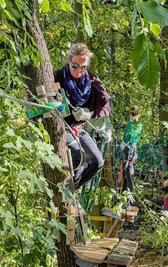 Als gehe es durch den Dschungel: Im Kletterwald an der Talsperre Pöhl absolviert Besucherin Marleen Wöckel (39) aus Saalburg den entlang des Ufers führenden neu entstandenen Ahorn-Parcours. 