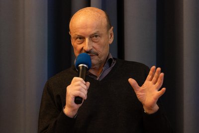 Gemeinderat Otto Fischer (CDU) zur Einwohnerversammlung in Bad Brambachs Festhalle.