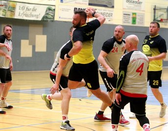 Der Oelsnitzer David Schmidt (Mitte) setzt sich am Kreis durch. Rechts TSV-Spieler Felix Bechler.