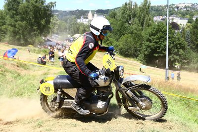 Die älteste Maschine im Härtetest: Thomas Sandig auf seiner NSU Max am Skihang in Zschopau.