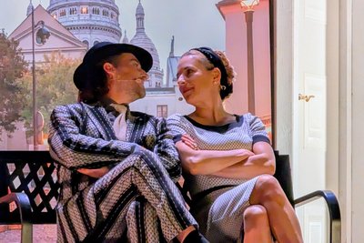 Stefanie Hertel (r.) und Stuart Sumner finden im romantischen Paris ihre Liebe.