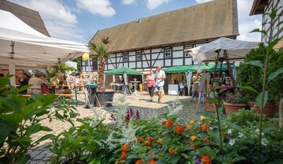 Der Hof der Kulturscheune bot am Wochenende viele Hingucker. Am Eingangsbereich wurde eine große Hüpfburg errichtet.