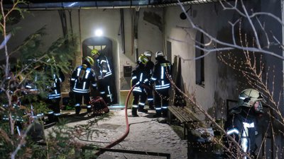 Die Feuerwehr rückte in der Nacht zum Freitag zu einem Wohnungsbrand in Schwarzenberg an.