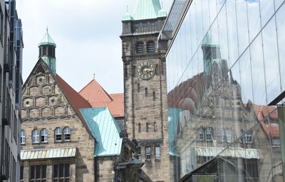 Das große Rechnen im Rathaus: In der Stadtverwaltung sollen 180 Stellen wegfallen. 