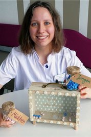 Quasi als Einstandsgeschenk brachte Pflegerin Anna Guba den Kullerkasten mit, der mit blauen und rosafarbigen Kugeln zeigt, wie viele Jungen und Mädchen seit dem 1. Januar in Zschopau geboren wurden. Foto: Andreas Bauer