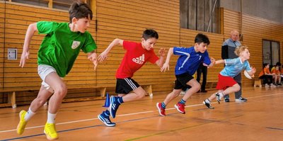 Gehörte zu den Dreifachsiegern: Finn Steinert (links) von der Grundschule Blumenau, hier zu sehen beim Sprint der Altersklasse 11. 