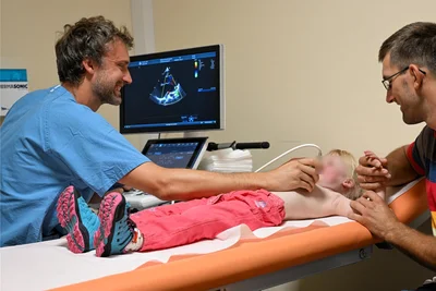 Oberarzt Dr. Simon Lobstein untersucht per Ultraschall das Herz des Mädchens in der Kinderklinik des Klinikums.