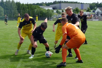 Im Spiel gegen Irfersgrün gab es nach dieser Szene indirekten Freistoß für Oelsnitz wegen eines Rückpasses zum Torwart. Der brache aus Nahdistanz zwar keinen Erfolg, dafür gab es später die Erlösung.
