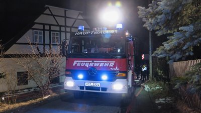 Die Feuerwehr rückte in der Nacht zum Freitag zu einem Wohnungsbrand in Schwarzenberg an.