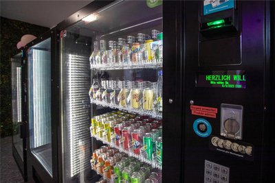 Die transparenten Fronten der Automaten sind mit doppeltem Sicherheitsglas versehen. Zudem gibt es eine Alarmanlage sowie eine Kamera mit Videoaufzeichnung, so der Betreiber.