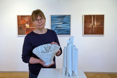 Die Künstlerin Sabine Hagedorn zeigt in der „Kleinen Galerie“ ihre Porzellankunst.