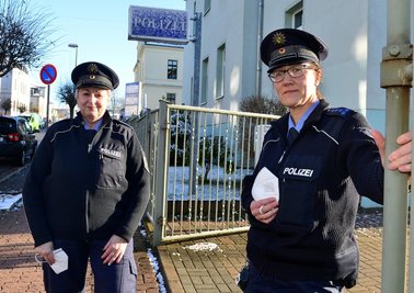 Polizeihauptmeisterin Katrin Michel (links) ist seit 1994 bei der Polizei und in der Prävention tätig. Polizeihauptmeisterin Peggy Schröder-Bischoff ist seit 1991 im Dienst, jetzt als Bürgerpolizistin in Frankenberg. 