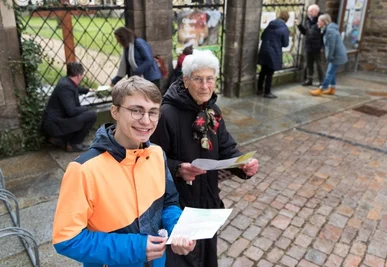 Auch am Freiberger Dom gibt es eine Osterhoffnungsstation. Nach dem Gottesdienst am Sonntagvormittag schauten sich Besucher, unter ihnen Elisabeth Seidler (r.) und Jannik Gerdes, die Angebote an. 